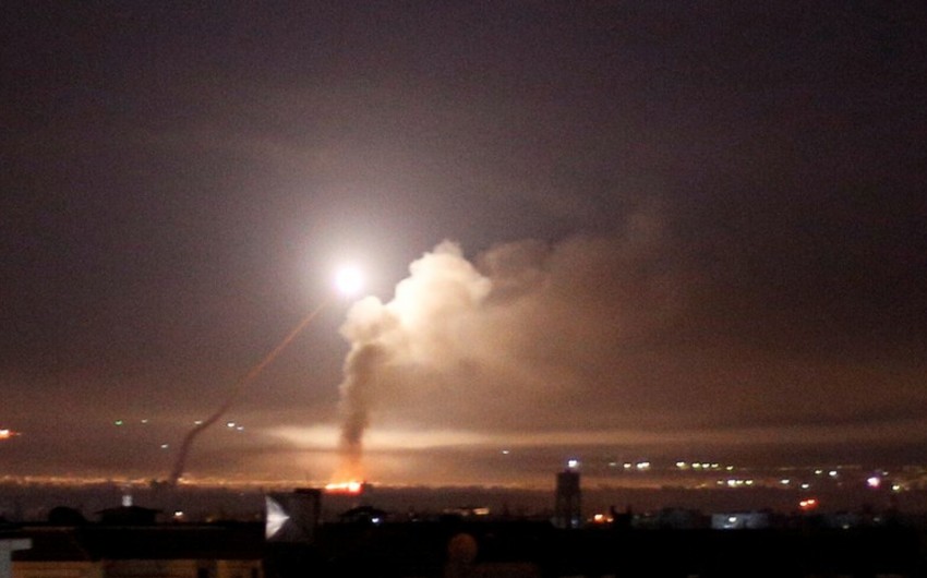 Suriyanın Latakiya şəhəri dənizdən raket hücumuna məruz qalıb - VİDEO
