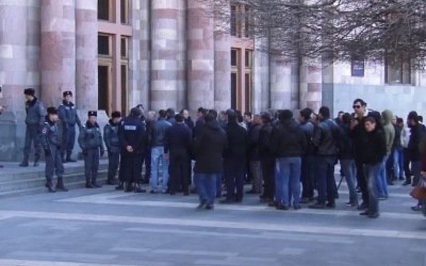 У здания правительства Армении прошла акция протеста в связи с условиями содержания заключенных