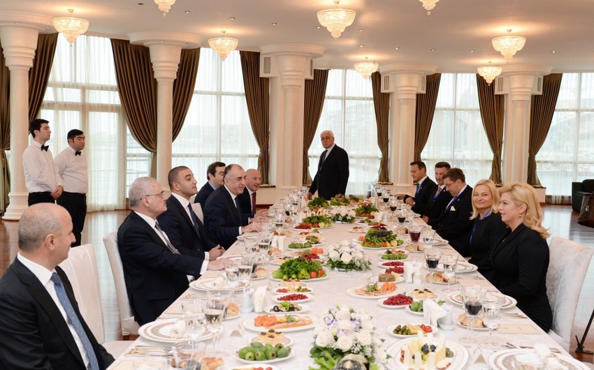 Состоялся совместный рабочий обед премьер-министра Азербайджана и президента Хорватии