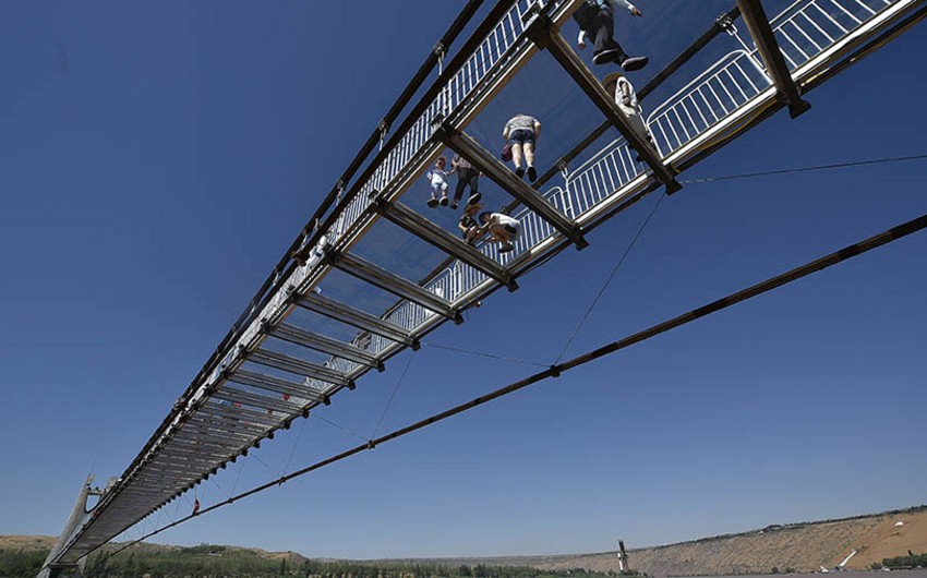 Самый длинный стеклянный мост в мире достроили в Китае