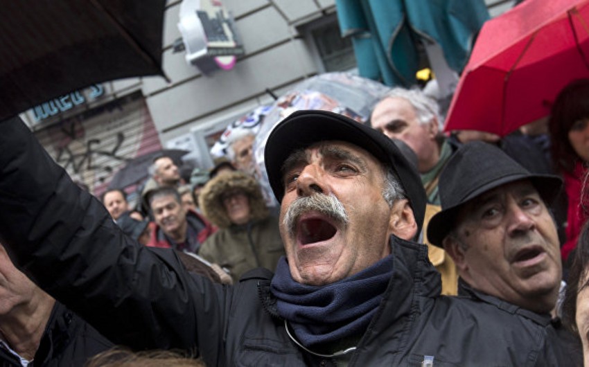 Испанские пенсионеры вышли на акции протеста, требуя увеличить пенсии