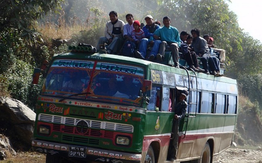 Nepalda avtobus dərəyə yuvarlanıb, ölən və yaralananlar var