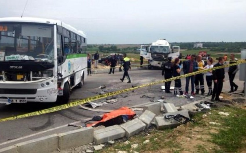 Türkiyədə betonqarışdıran maşınla mikroavtobus toqquşub, 2 nəfər ölüb, 17 nəfər yaralanıb