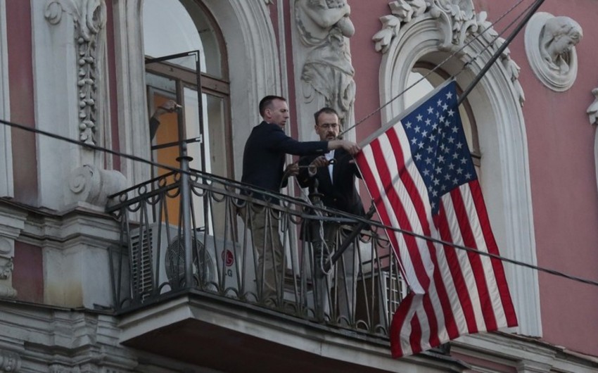 ABŞ bayrağı Peterburqdakı Amerika Baş konsulluğunun binasından çıxarılıb