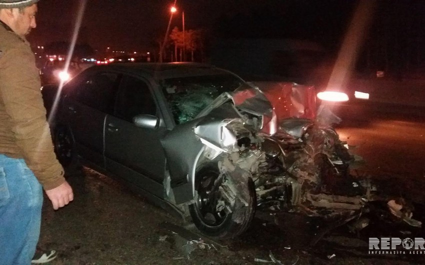 В Баку автомобиль врезался в КамАЗ, есть пострадавшие - ФОТО