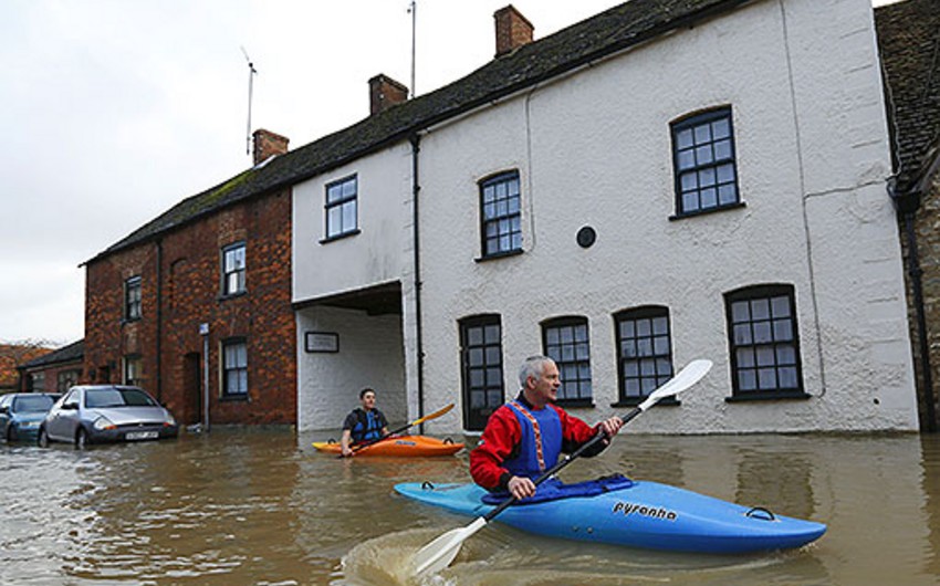 Более тысячи человек эвакуированы из-за наводнения в Великобритании
