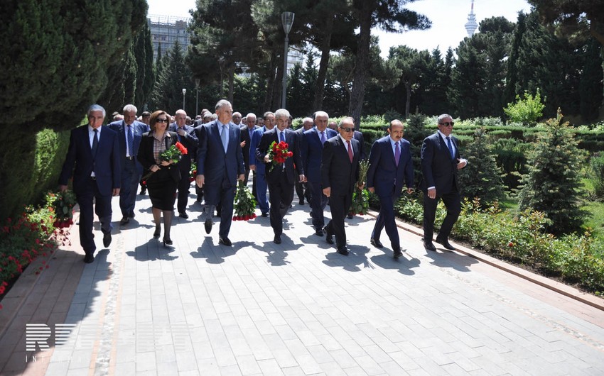 Ruling party leadership pays tribute to national leader Heydar Aliyev