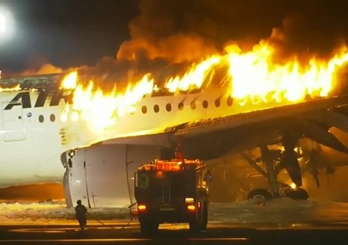 В Японии при столкновении лайнера с транспортным самолетом погибли пять членов экипажа