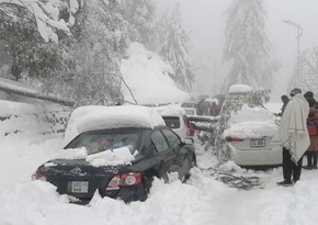 Десятки людей погибли в машинах во время снегопада в Пакистане