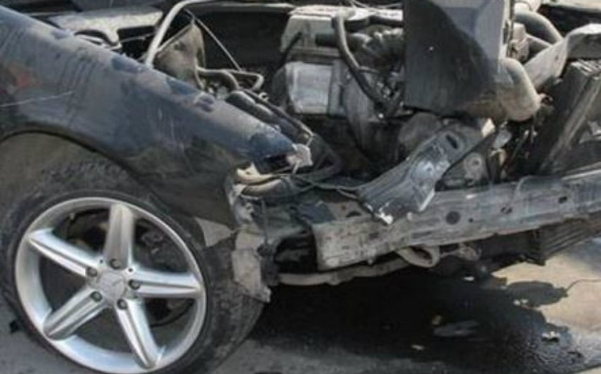 Avtomobilin ağaca çırpılması nəticəsində 4 gənc yaralanıb