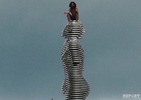 Man in Batumi climbs up Ali and Nino monument - PHOTO - VIDEO