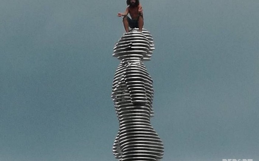 Man in Batumi climbs up Ali and Nino monument - PHOTO - VIDEO