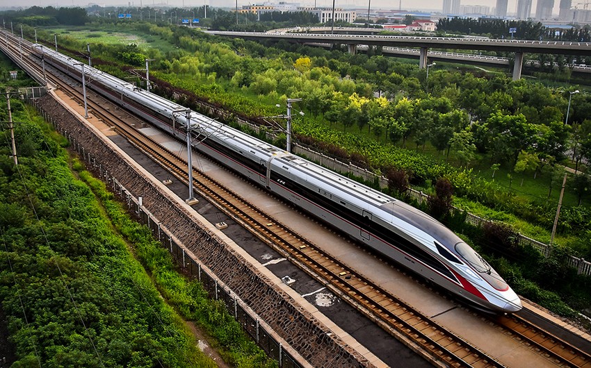 Высокоскоростной поезд длиной более 400 м прошел первые испытания в Китае