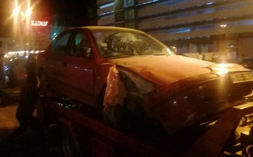 В Баку водитель совершил ДТП на перекрестке, есть раненые - ФОТО