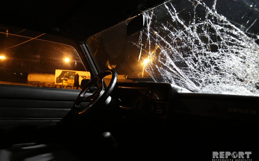 В Баку переходившего дорогу в неположенном месте мужчину сбил автомобиль