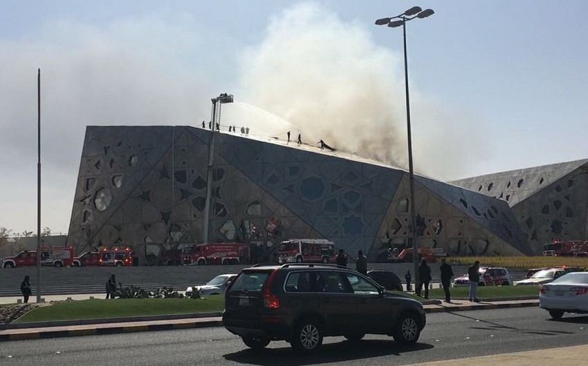 В столице Кувейта горит здание оперы - ВИДЕО