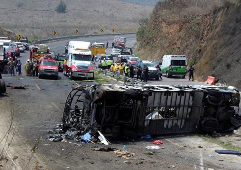 В Мексике автобус рухнул в овраг