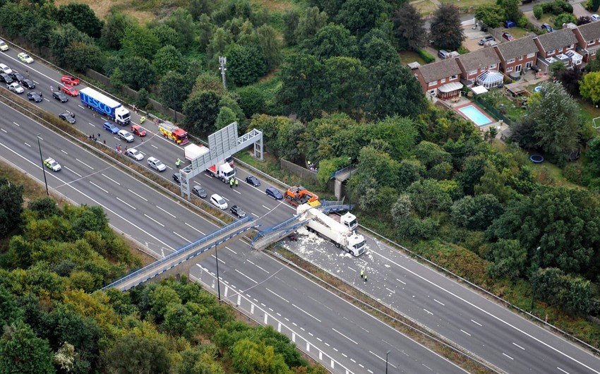 В Великобритании пешеходный мост рухнул на автомобили - FOTO