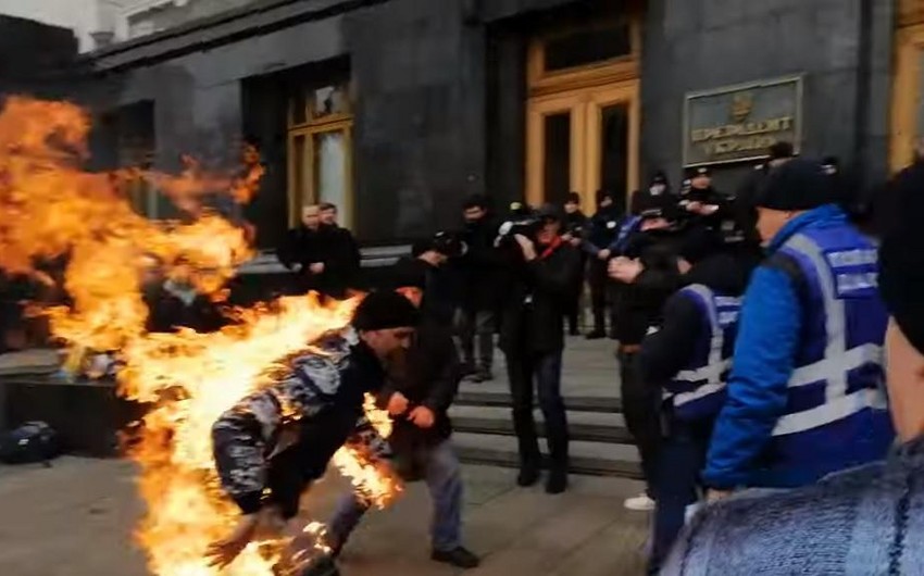 Ukrayna Prezidenti Administrasiyasının qarşısında özünü yandırdı - VİDEO