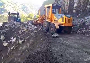 İsmayıllı-Lahıc-Burovdal yolu qaya parçalarından təmizlənib, hərəkət bərpa olunub