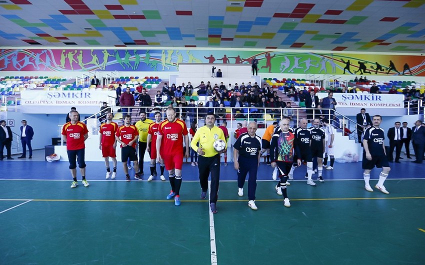 FIDE prezidenti Şəmkirdə şahmatçılarla futbol oynayıb