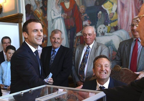 Макрон проголосовал на парламентских выборах во Франции