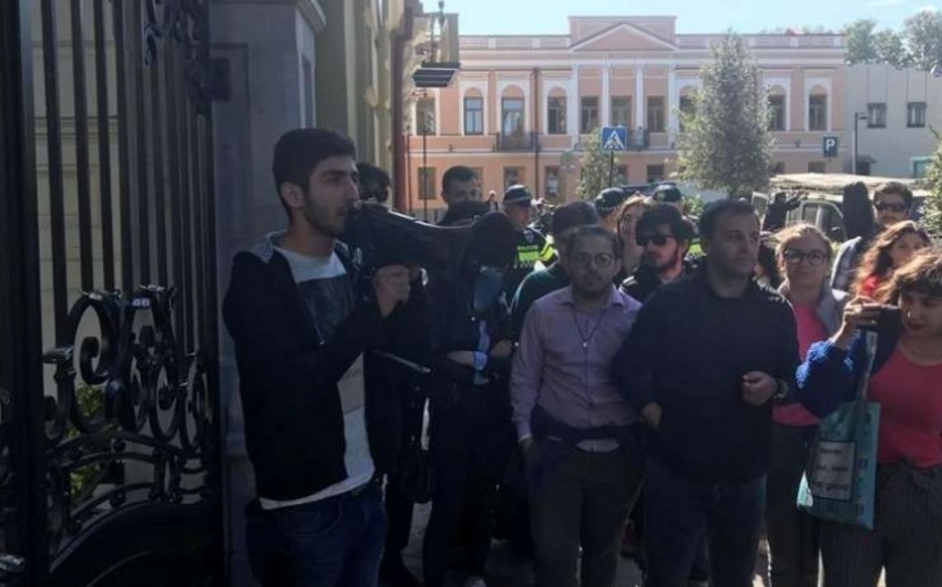 Gürcüstan gəncləri prezident sarayının qarşısında etiraz aksiyası keçiriblər
