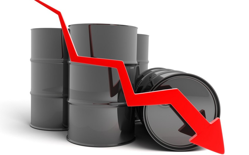 Azerbaijani oil price falls slightly