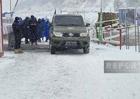 Vehicle of peacekeepers freely use Khankandi-Lachin road