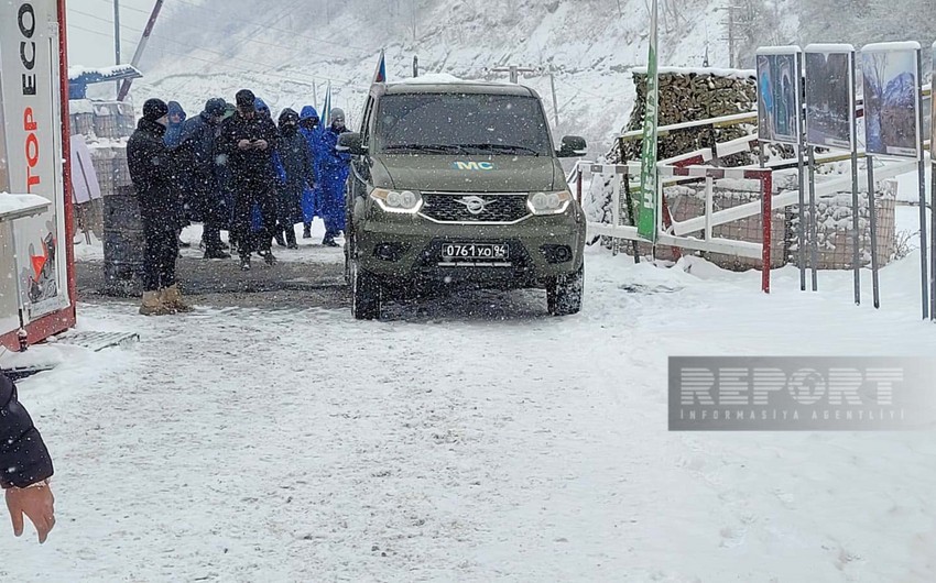 Vehicle of peacekeepers freely use Khankandi-Lachin road