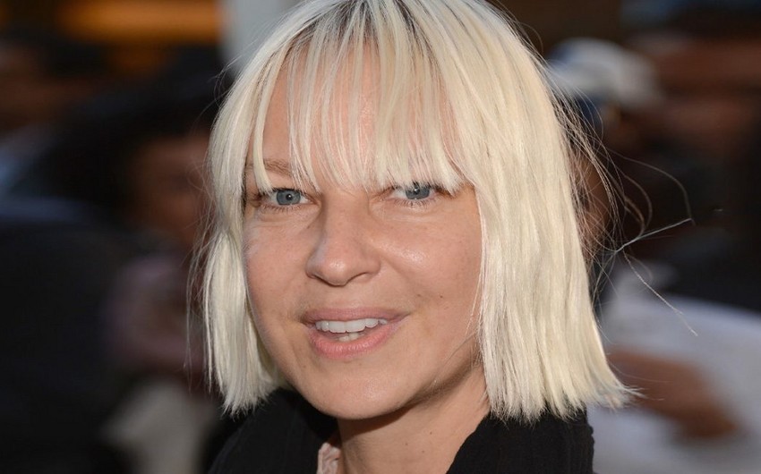 Известная певица Sia усыновила 18-летних юношей