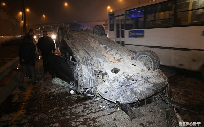 В Баку перевернулся автомобиль, два человека получили ранения - ФОТО