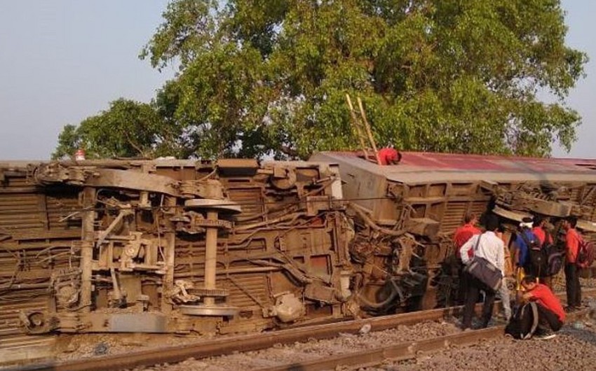 Не менее 13 человек пострадали в Индии при сходе поезда с рельсов