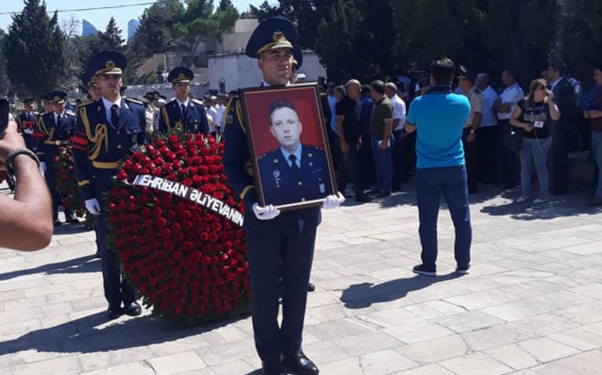 В Баку погибшего военного пилота Рашада Атакишиева предали земле - ФОТО