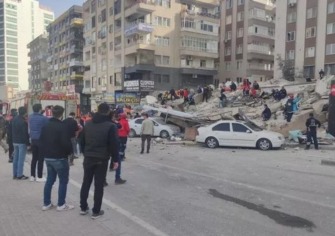 В Шанлыурфе рухнуло поврежденное во время землетрясения здание, под руинами остаются люди
