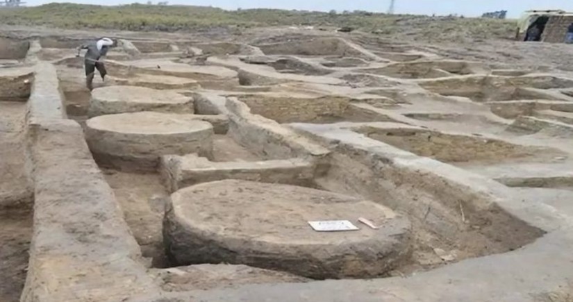 Archaeologists unearth ancient Egyptian military barracks and artifacts at Tell Al-Abqain