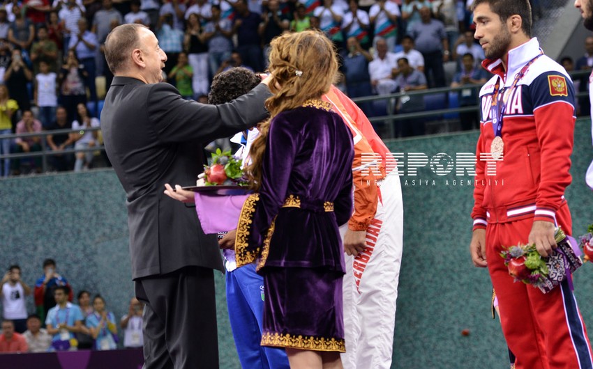 Президент Азербайджана вручил Тогрулу Аскерову золотую медаль