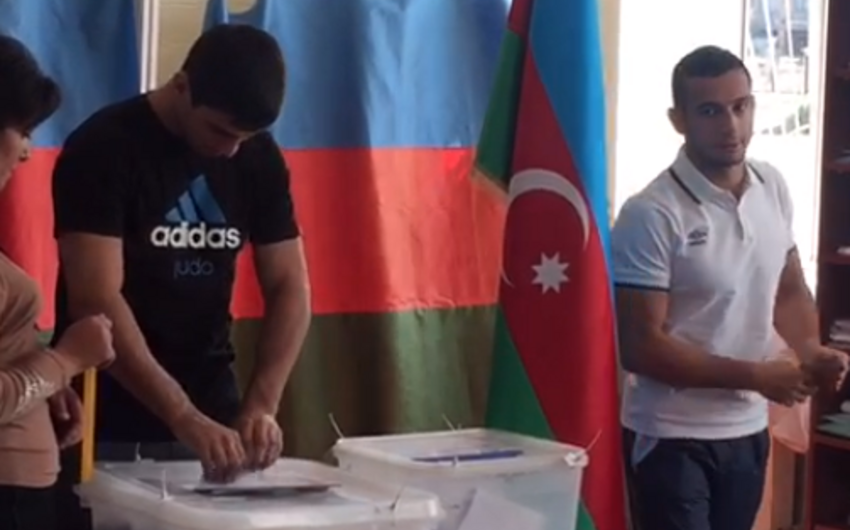 Members of Azerbaijani national judo team cast ballots in referendum