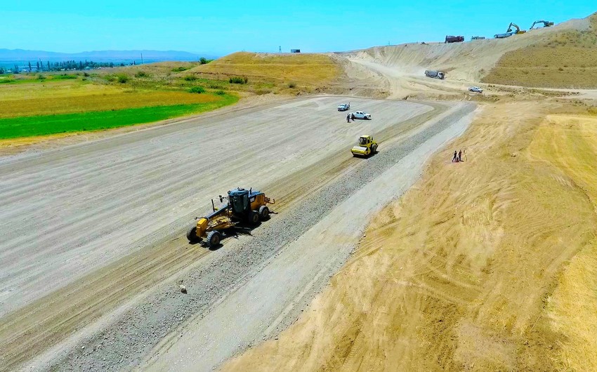 Работы на автомобильной дороге Ахмедбейли-Горадиз-Миндживан завершены на 49%