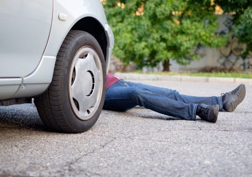 В Нефтчале автомобиль насмерть сбил пешехода