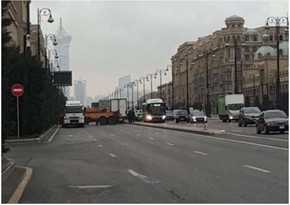 В Баку открылась дорога, перекрытая до этого грузовиками
