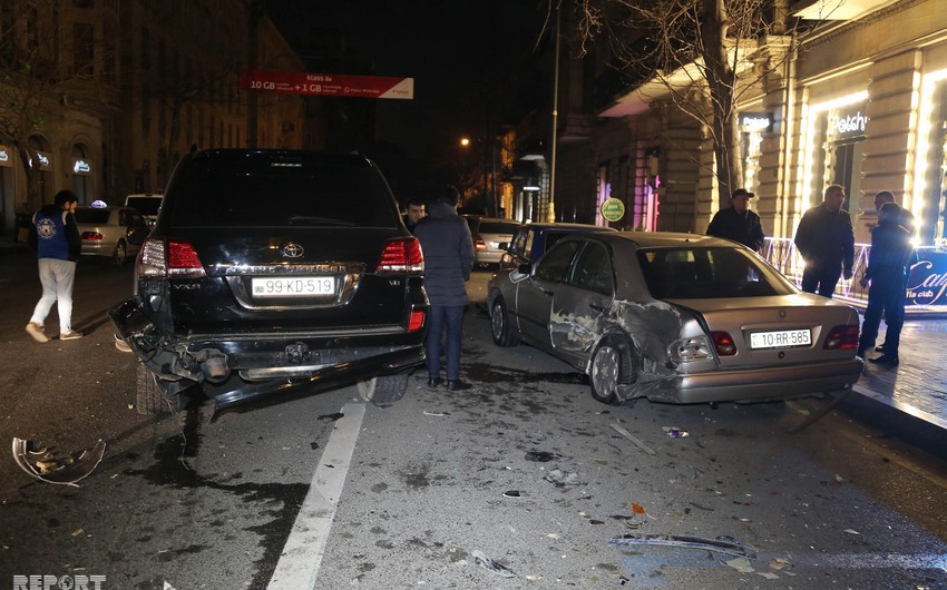 В центре Баку пьяный водитель устроил аварию, пассажир вылетел из окна - ФОТО