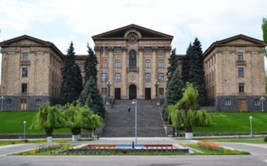 Ermənistan parlamentinin qarşısında etiraz aksiyası keçirilib