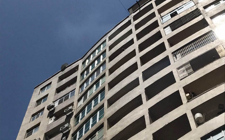 В Баку молодая женщина выбросилась с 8 этажа