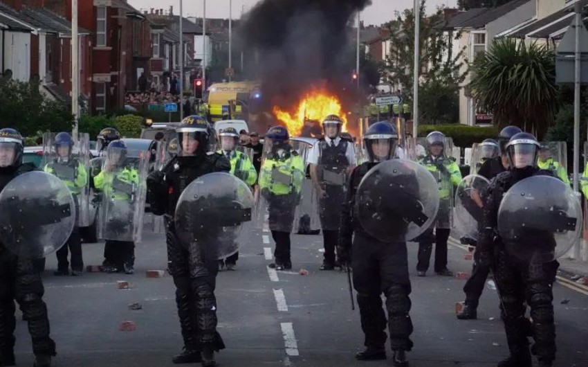 Over 920 people detained in UK since start of riots