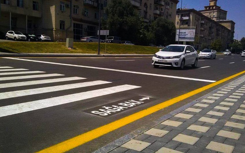 В Баку на наземные пешеходные дорожки будут нанесены предупреждения
