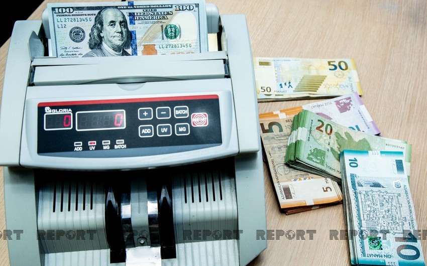 Продажи на валютном аукционе в Азербайджане снизились на 43%