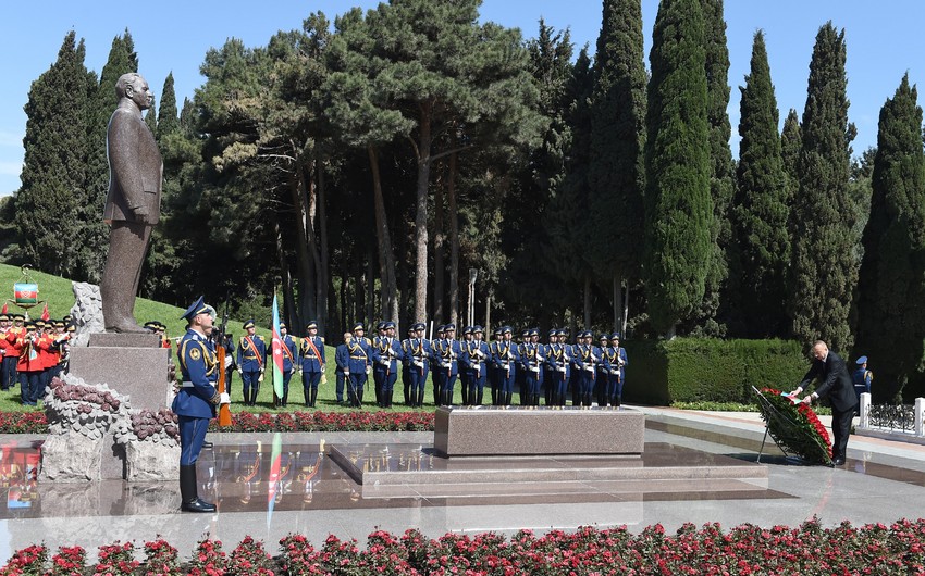 Президент Ильхам Алиев посетил могилу великого лидера Гейдара Алиева