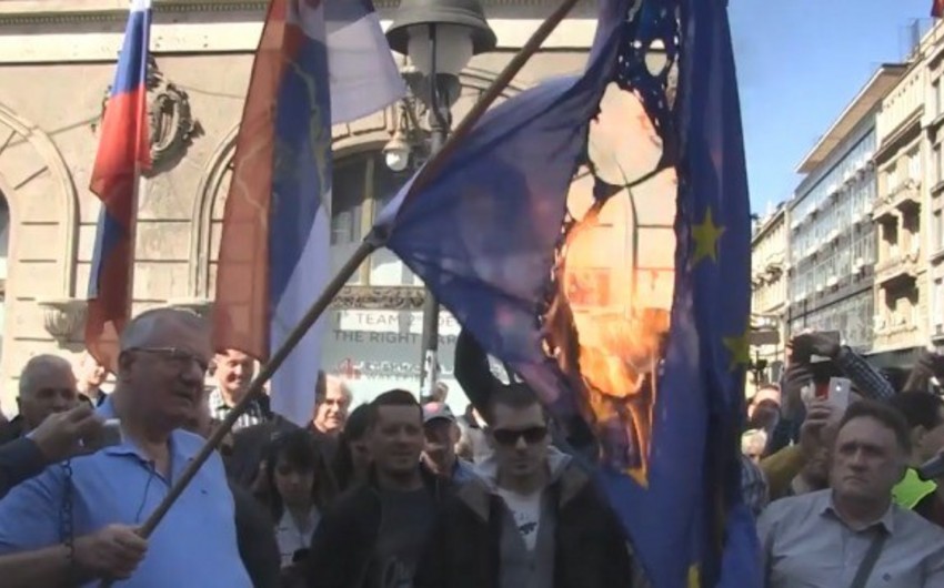 Belqradda nümayişçilər NATO və Aİ bayraqlarını yandırıblar - VİDEO