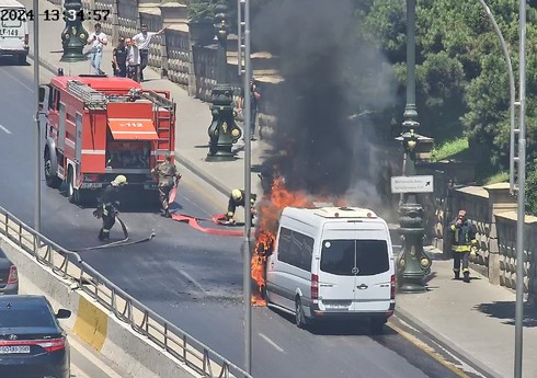 В Баку перед отелем загорелся микроавтобус, на дороге образовался затор